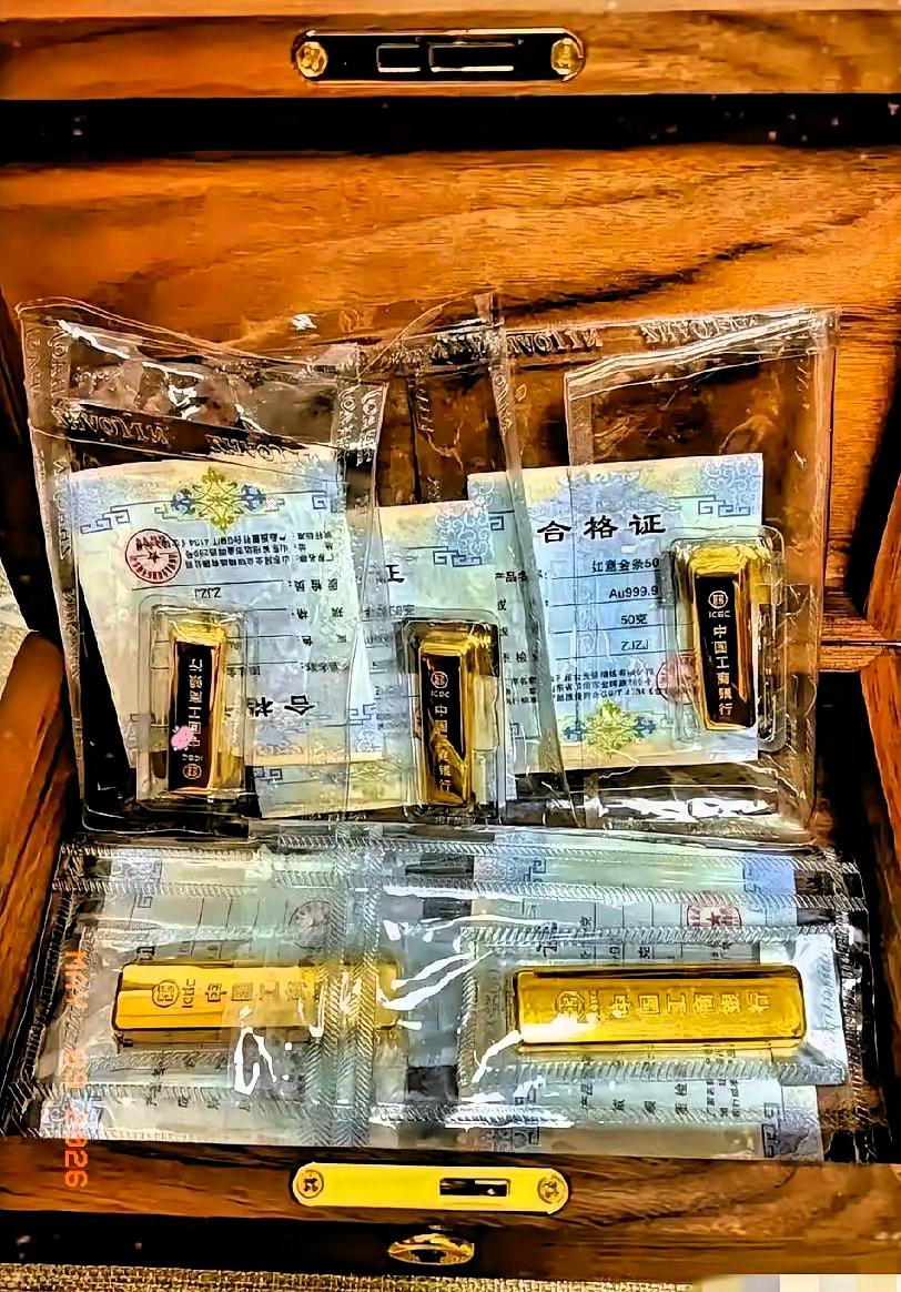 看了今天的金价，
我血压都快气上来了，
5月9日，金价直接从1037跌到
103