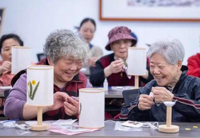 多位权威专家公开提议：把咱们城乡居民的养老金，慢慢涨到每个月1000块！很多人听