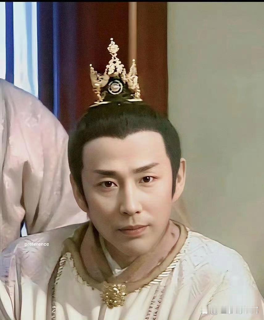 妆造对一个人的气质影响是巨大的，明明是一个人，既可以天皇贵胄，又可以汉奸分明 …