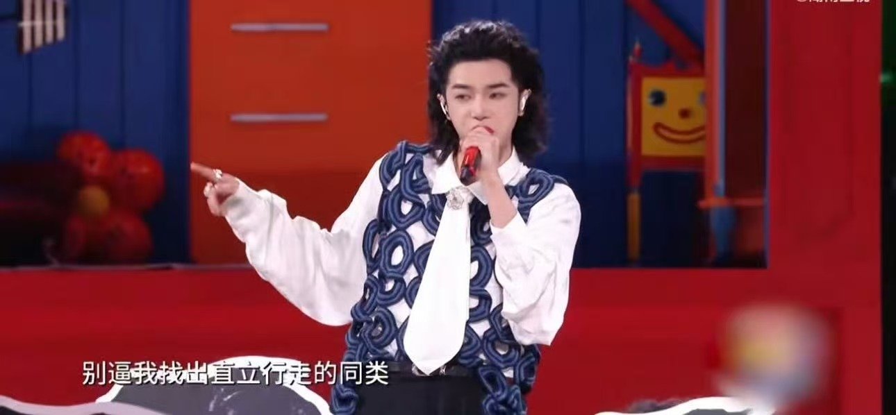 华晨宇唱着唱着被举起来了跟着歌手去怀化演唱会第五届湖南旅游发展大会 华晨宇《怪诞
