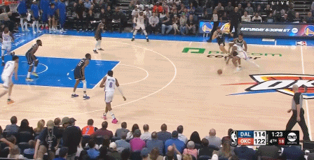 NBA赛场镜头：凭借这记优雅的上看，亚历山大的得分又来了到31分！
  31分，