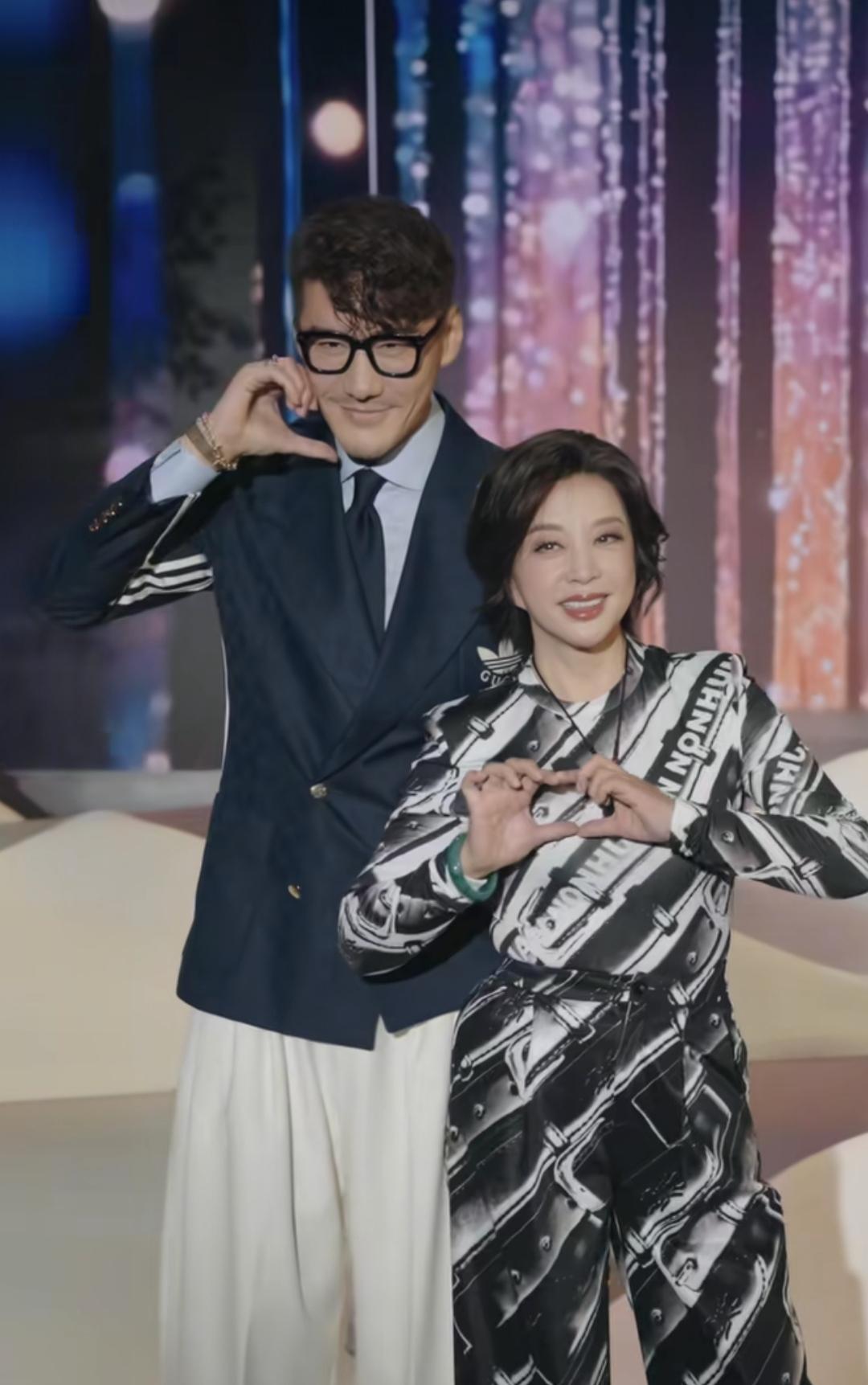 75岁的刘晓庆状态绝了，最近，刘晓庆的一张照片在网上火了，她和胡兵站一起一点都不