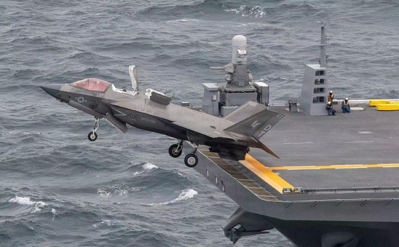 刀都架在伊朗脖子上，
总统突然对全世界喊话。
第一句说不搞核武器，
第二句敞开大