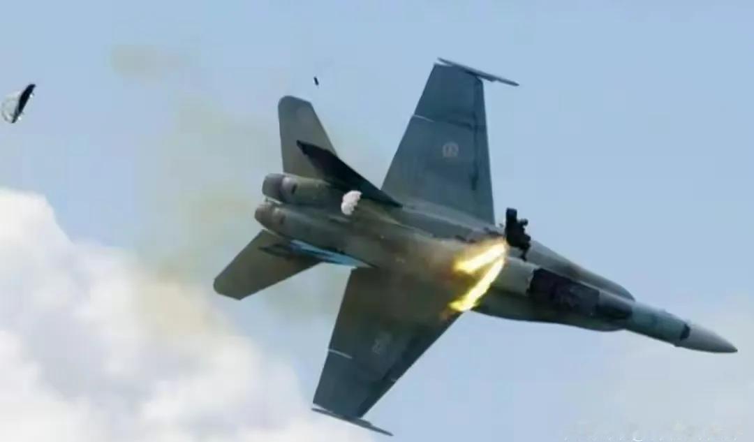 短短24小时，F-18战机就摔了两架，这“默契”也是没谁了。当地时间8月20日，