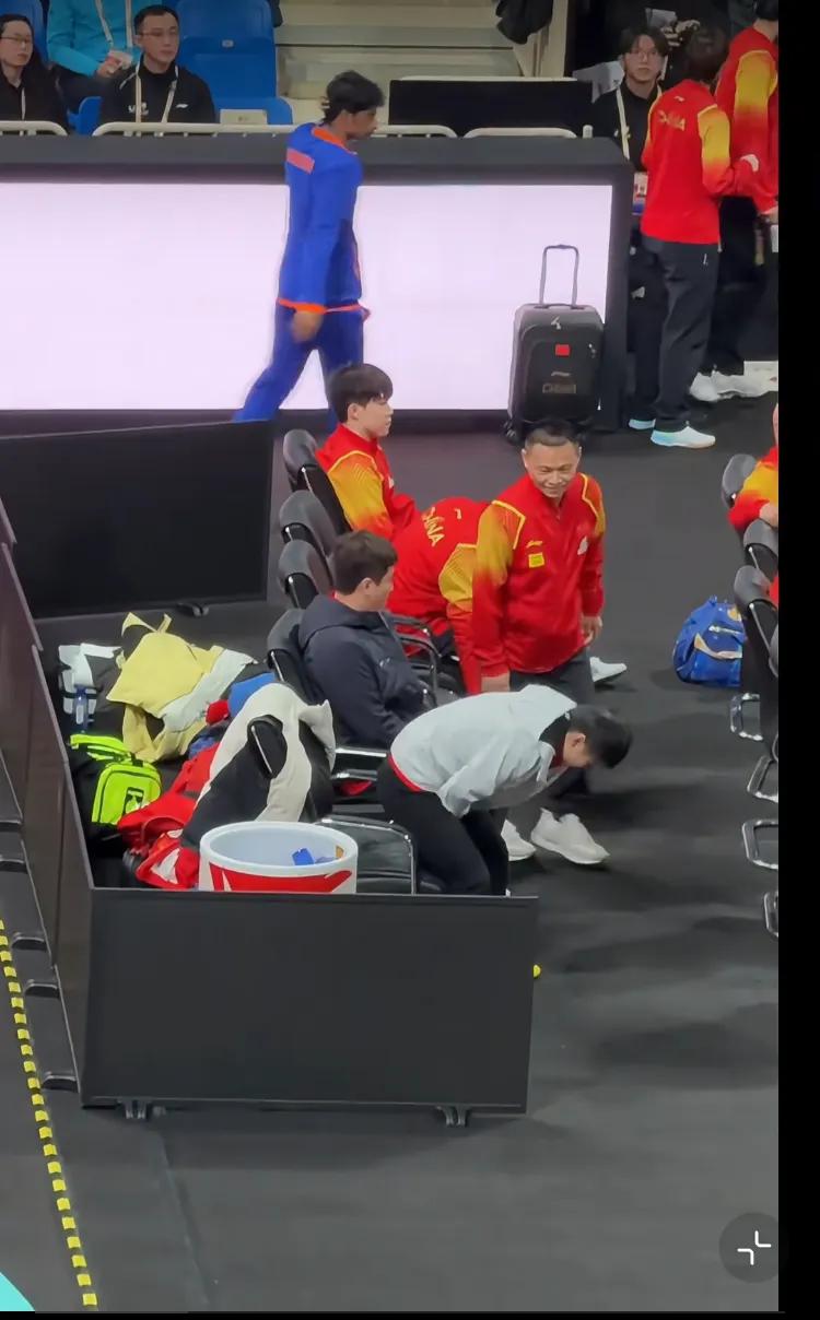 这国乒座位还讲究排兵布阵嘛
十个人要把两对儿都拆开来坐
可真难为他们了
看到鳗鱼