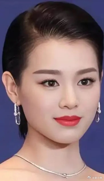 1.胡杏儿和老公是不会离婚的，跟她说老公外面那些事只会让她生气，还不如不知道呢，