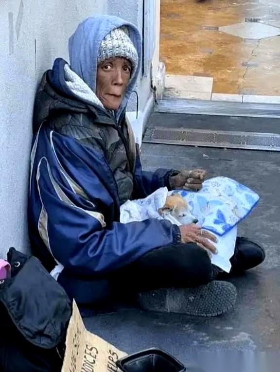 中国GDP是美国七成，人口却是它的四倍！可为什么，美国人看起来大手大脚，我们的内