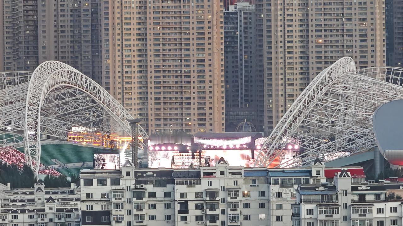 会展中心这演唱会真够闹人的，闹哄好几天了，射灯给我家照得通亮，音乐震耳欲聋。