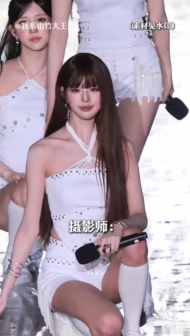 张元英指挥摄影师救场摄影师对走位不熟陷入慌乱，张元英默契用手势提示镜头方向，细心