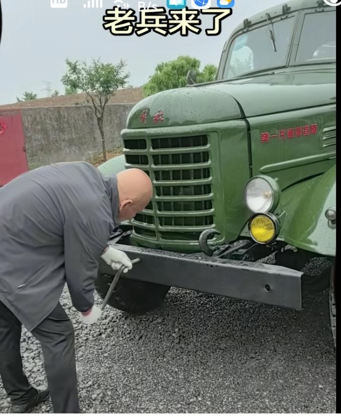 〔怀旧版〕你还记得国产车，大解放牌汽车吗？它的发动必须得用摇把启动。