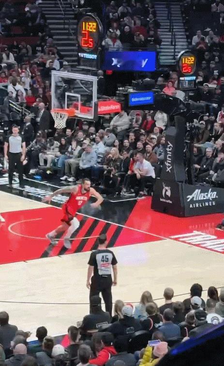 难评！杨翰森居然被亚当斯给帽了！
在今天NBA常规赛开拓者对阵火箭的比赛中，杨翰