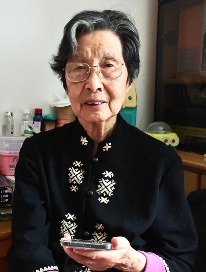 祝93岁老母亲母亲节快乐！
        昨天，母亲去理发，想去理一个10元的