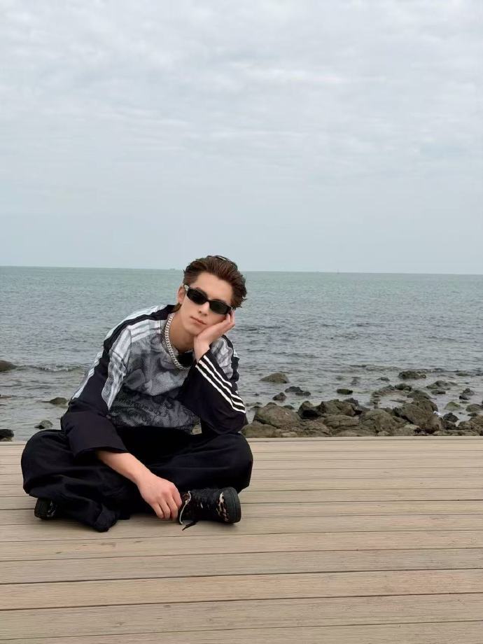 谁给王鹤棣拍的照沈月镜头下的王鹤棣，少年感拉满亲爱的客栈