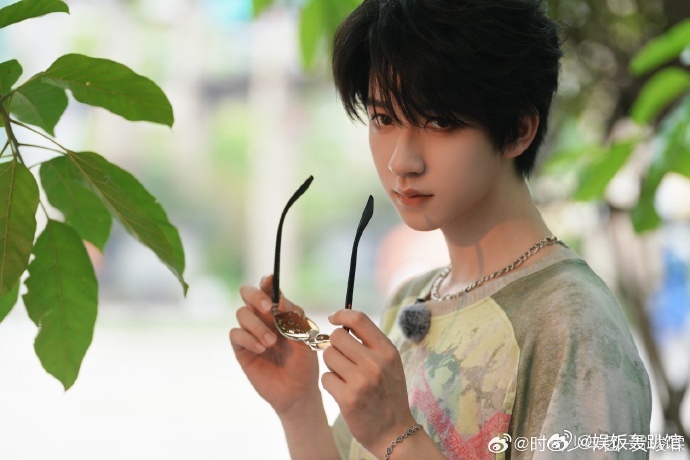 贺峻霖更新九宫格随拍 户外绿植环绕的画面很有夏日味道，浅色系穿搭清爽干净，贺峻霖