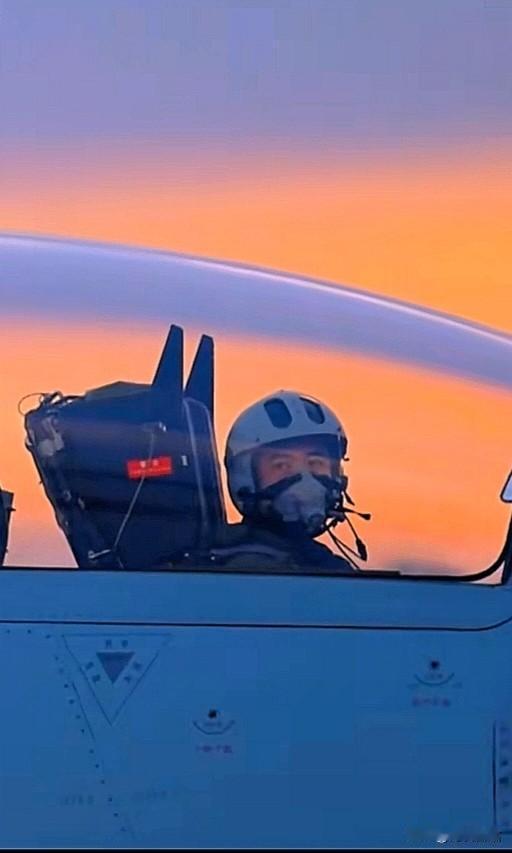 歼-10S弹射座椅顶部的两个金属尖角，正式名称为穿盖器（冲角）。它与微爆索协同工