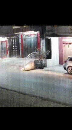 一些小年轻骑着改装的电动车。真的是初生牛犊不怕虎。两轮车堪称肉包铁。居然还敢骑这