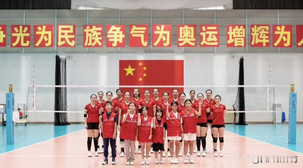 最近中国女排的活动有点频繁啊！今天又在福建漳州接见了小朋友们，最新集训名单人员里