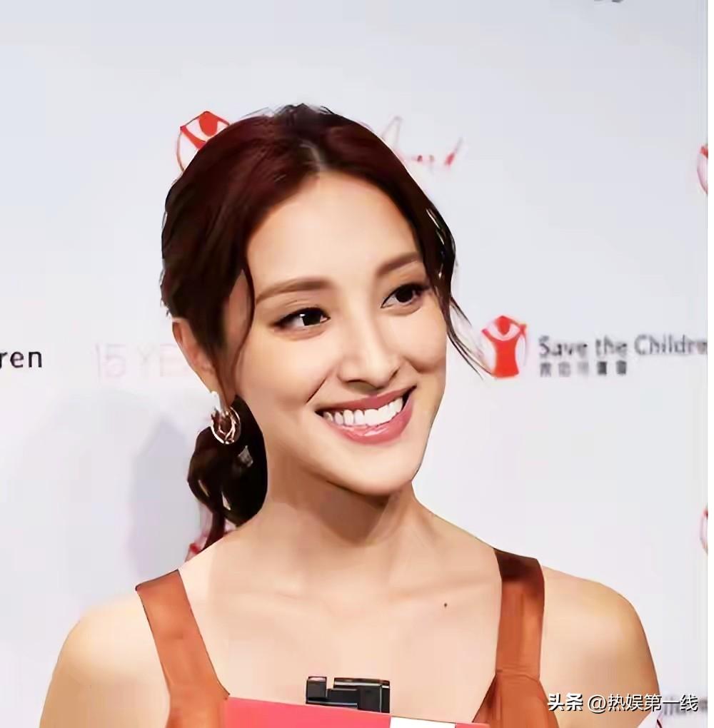 【35岁陈凯琳太幸福！嫁大21岁郑嘉颖4年抱3，住1.2亿豪宅美如少女】
谁能想