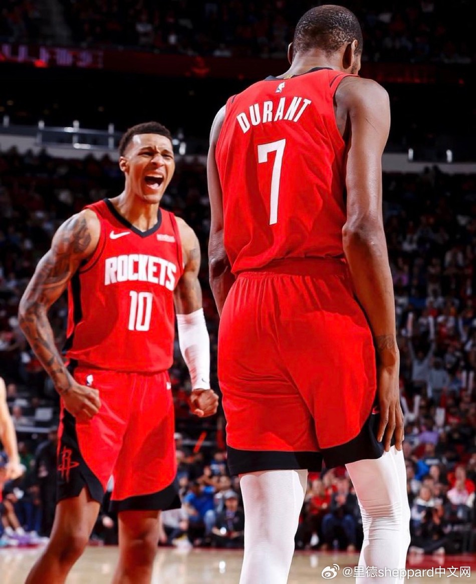 当史密斯入选西部2月最佳防守球员提名的时候，你就知道这赛季他进步了…（上赛季这基