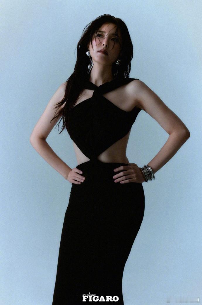 #曾黎一裙两穿# 曾黎身着的那件 all black 长裙，宛如黑夜中的璀璨星辰