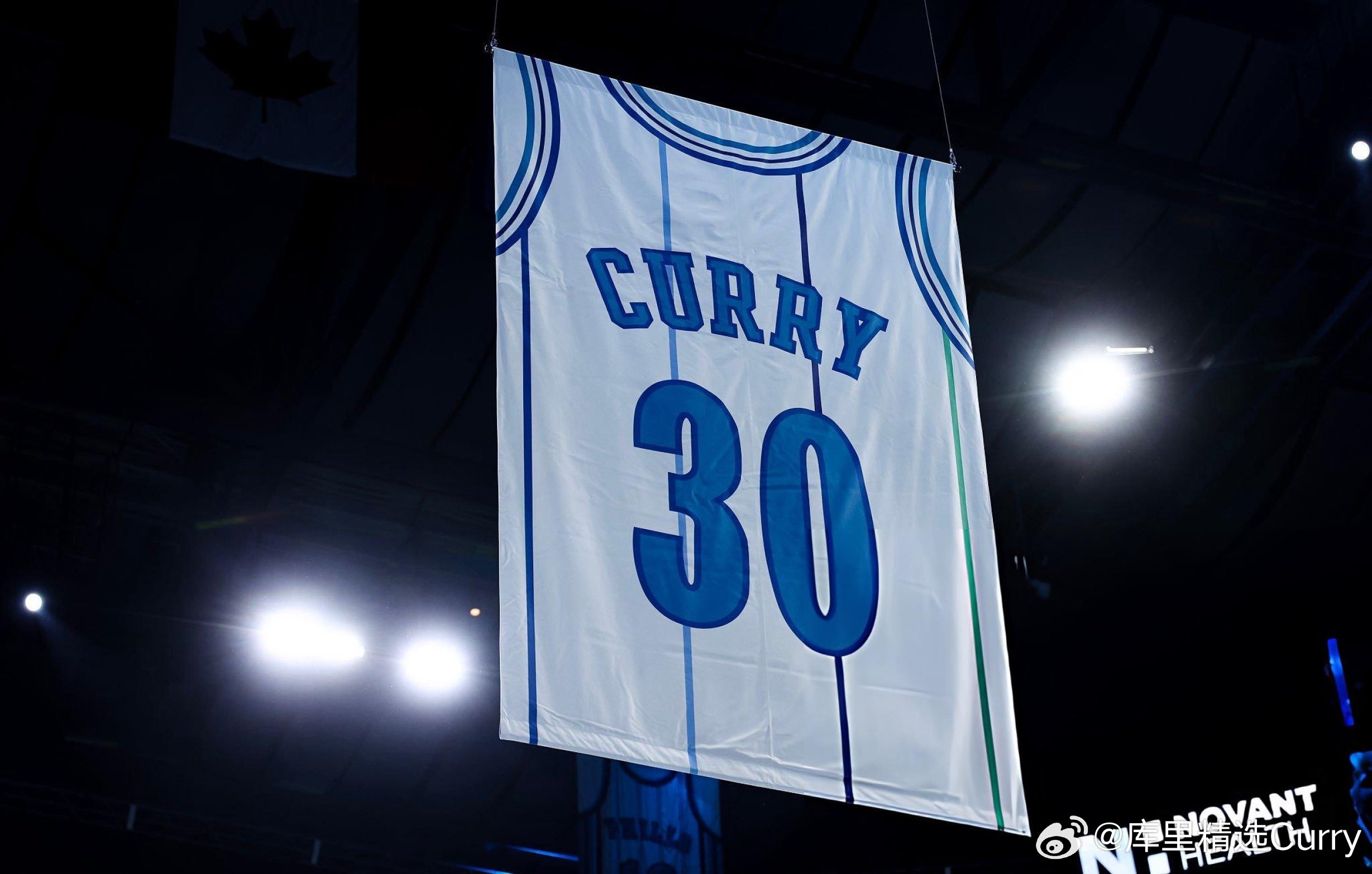 库里更新社媒：这是库里一家一个特别的夜晚 🙌🏼开创者的球衣将永远悬挂在球馆上