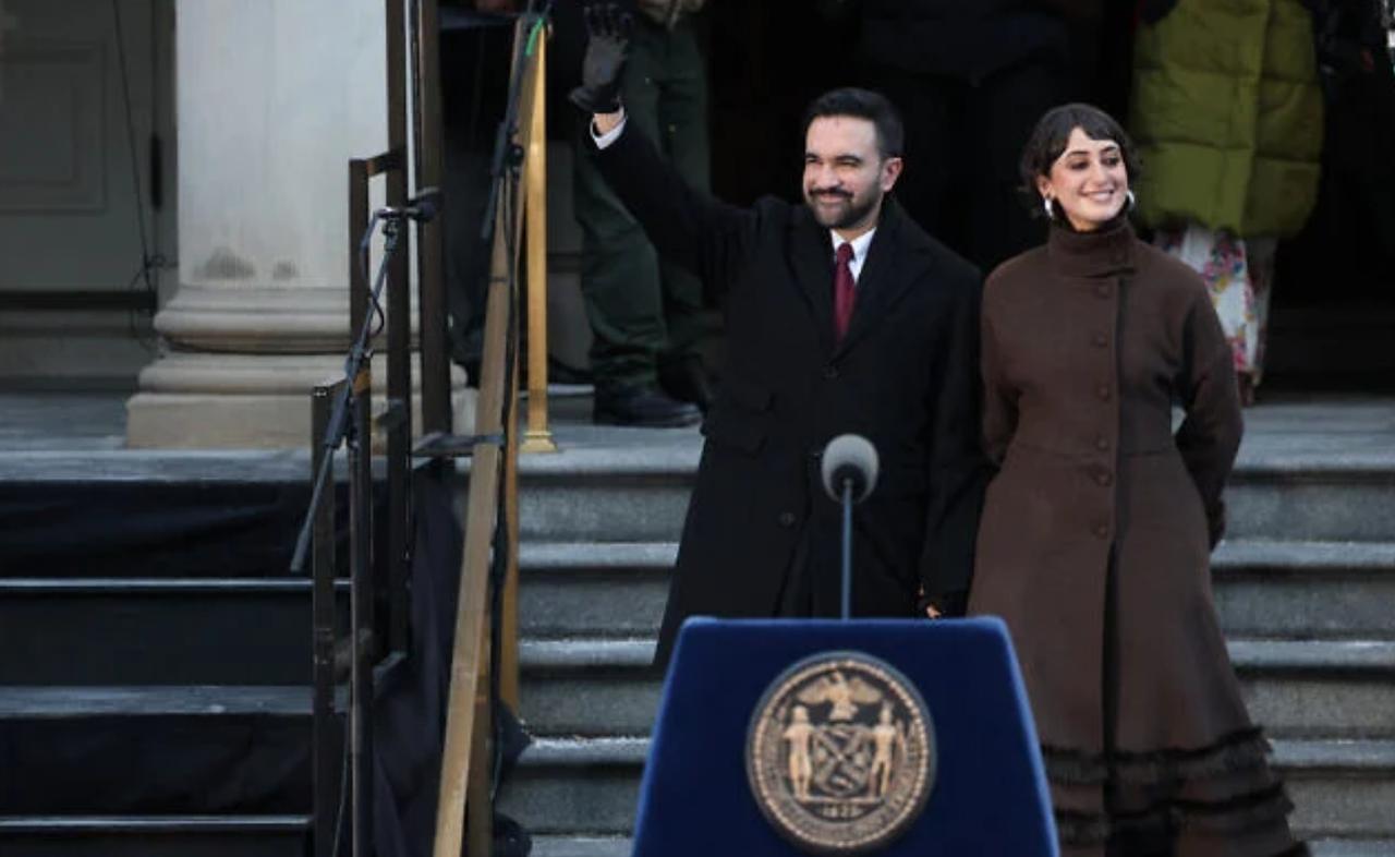 纽约市长妻子社交平台点赞争议帖，瞬间卷入舆论风暴。

社交平台的一个轻轻点赞，看