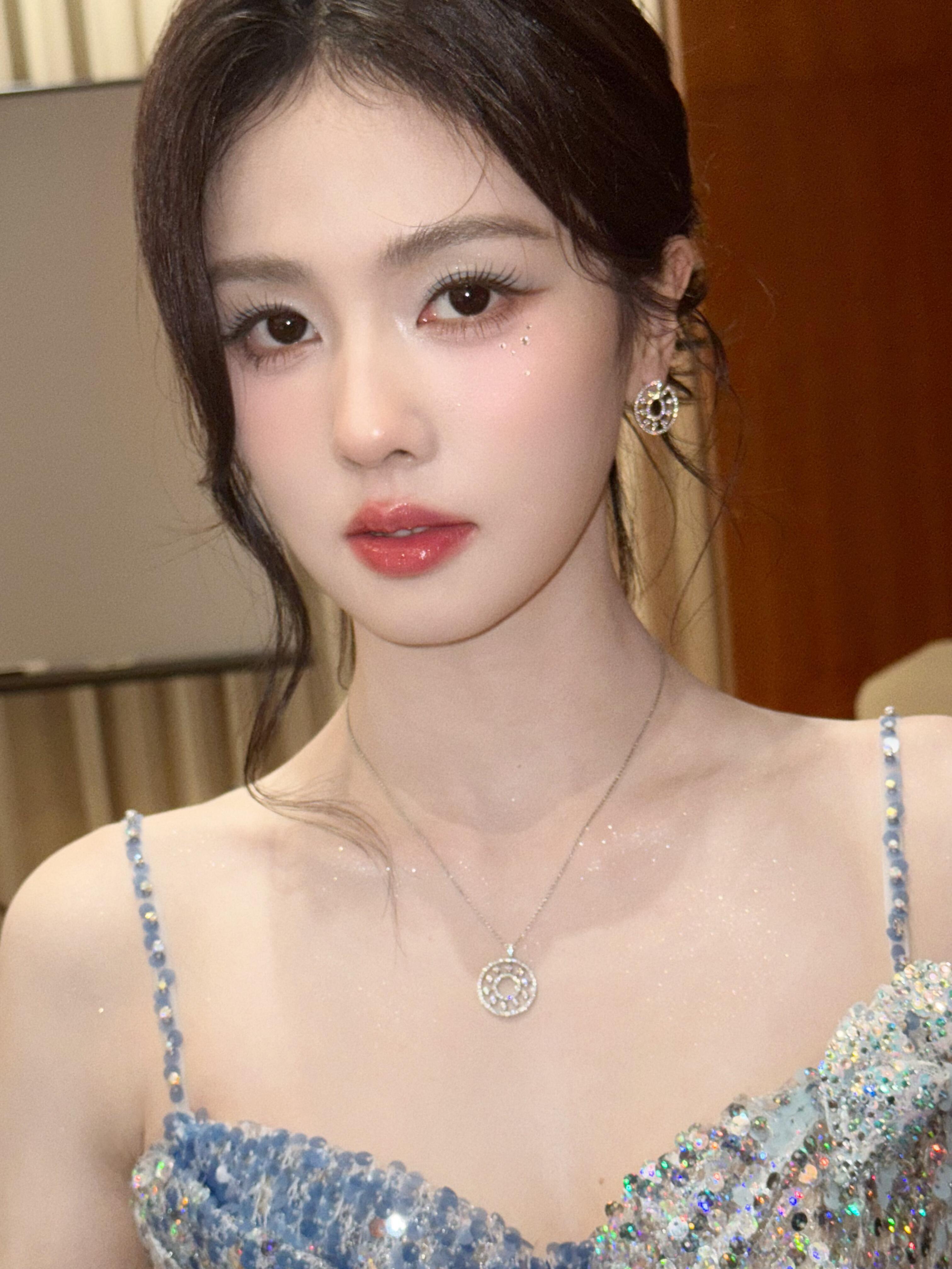 白鹿直播化妆师杨单发布了白鹿定妆照，白梦妍真的太美了[憧憬] ​​​