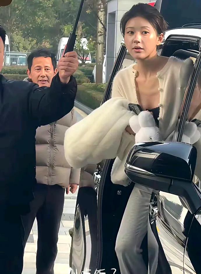 儿子长相随妈，闺女长相随爹，这句话在赵思露父女俩身上得到充分体现，看来赵思露父亲