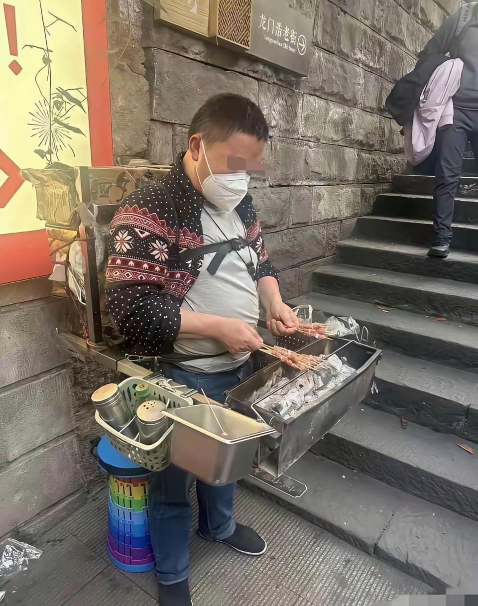 0房租，0摊位费，
走哪烤哪，不影响交通，
城管来了也管不着[捂脸]
就是有点热