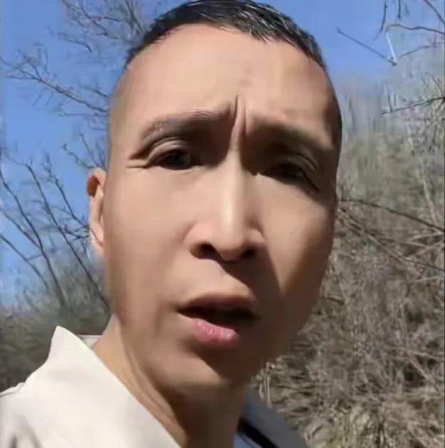 56岁的韩兆回石家庄井陉老家，没有豪车开道像个寻常的干瘪老头
最近，56岁的演员