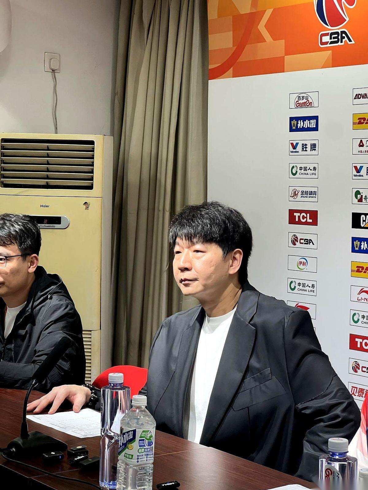 5针玻璃酸钠，没能把高诗岩的膝盖“焊”在球场上。
这不仅是伤病，更是摆在所有职业