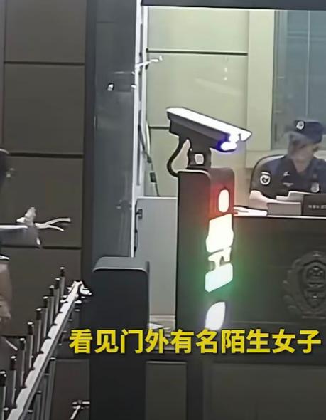 近日湖南常德的一处消防站，发生了惊险又暖心的一幕。一名女子身体突发不适，强撑着走