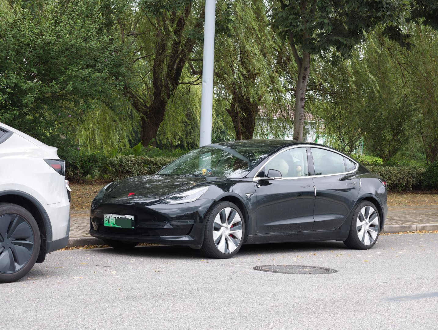一眼就看出了这台低调的 Model 3 当年落地价 60 万！国内大概 2000