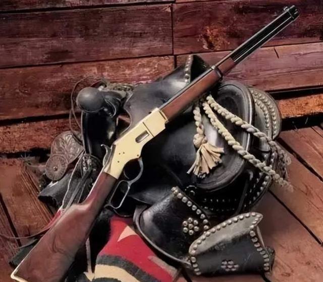 19世纪放牛的西部牛仔用来防身的武器，多是左轮手枪，只有财大气粗的牛仔才能用上亨