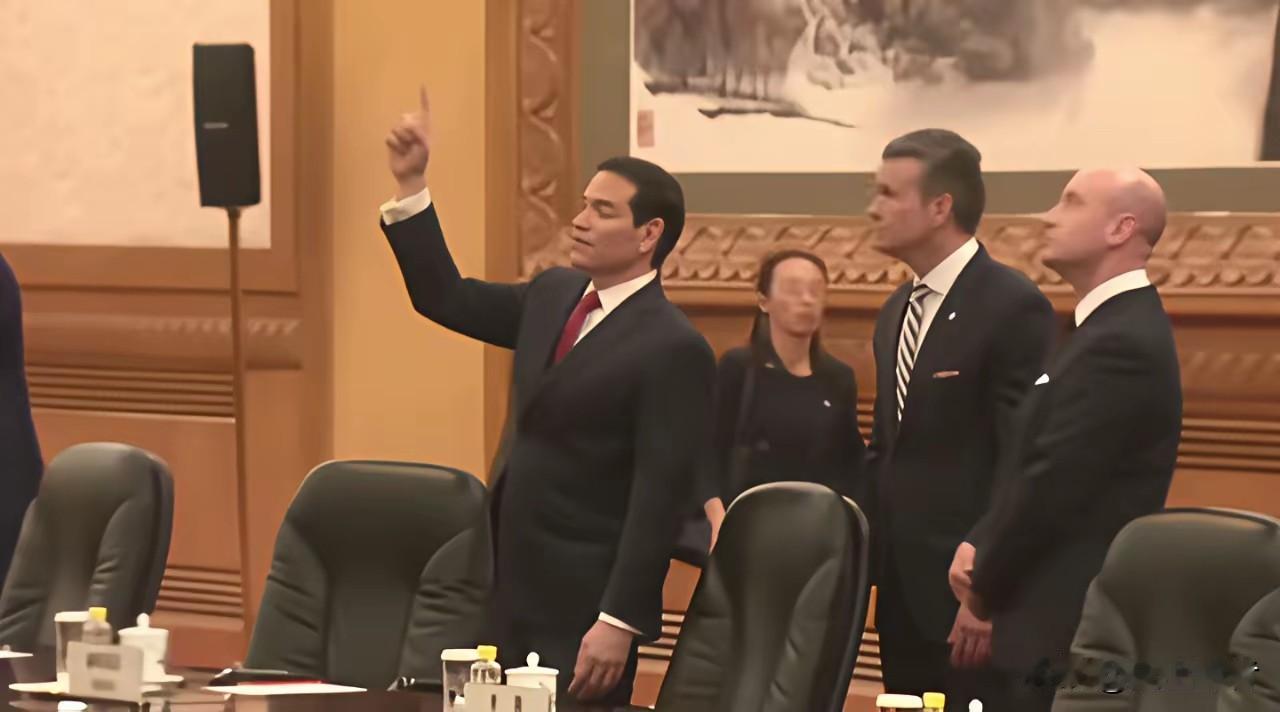 鲁比奥的这“一指弹”也让好多国人第一次欣赏到了人民大会堂国宾会谈厅穹顶装饰的中国
