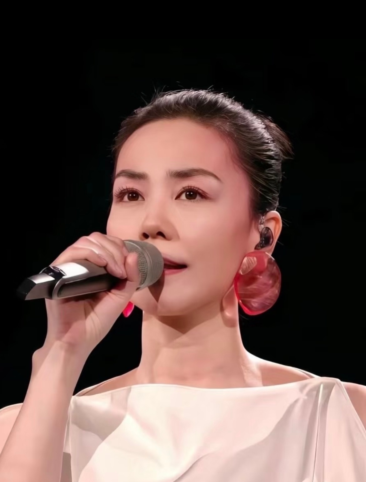 王菲耳环妈妈就是妈妈只要带过就知道这种夸张的耳环有多挑人但是妈咪每次都带，上次还