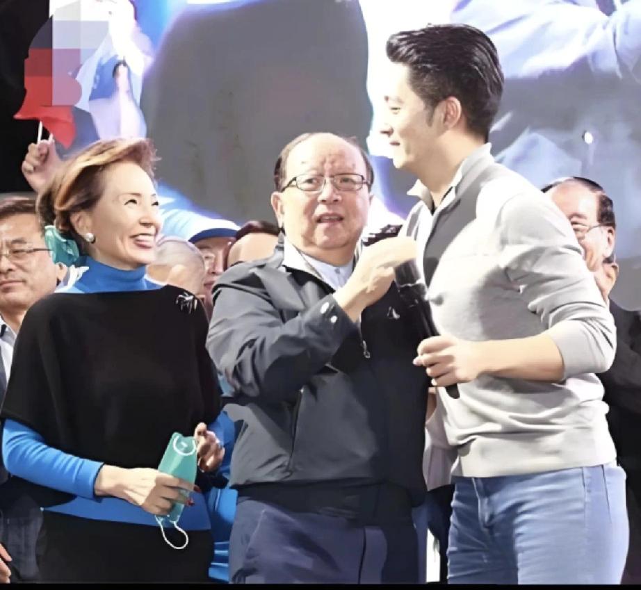 人群之中，蒋万安母子喜悦的眼神无声对视，充满了爱和赞许。
蒋万安共姐弟三个，上有