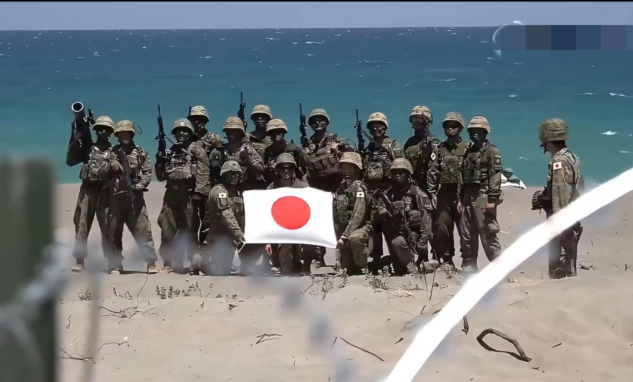 一群倭寇在南海一处沙滩上亮出了靶子旗，目测有17个人围成一圈，张牙舞爪拍照留念。