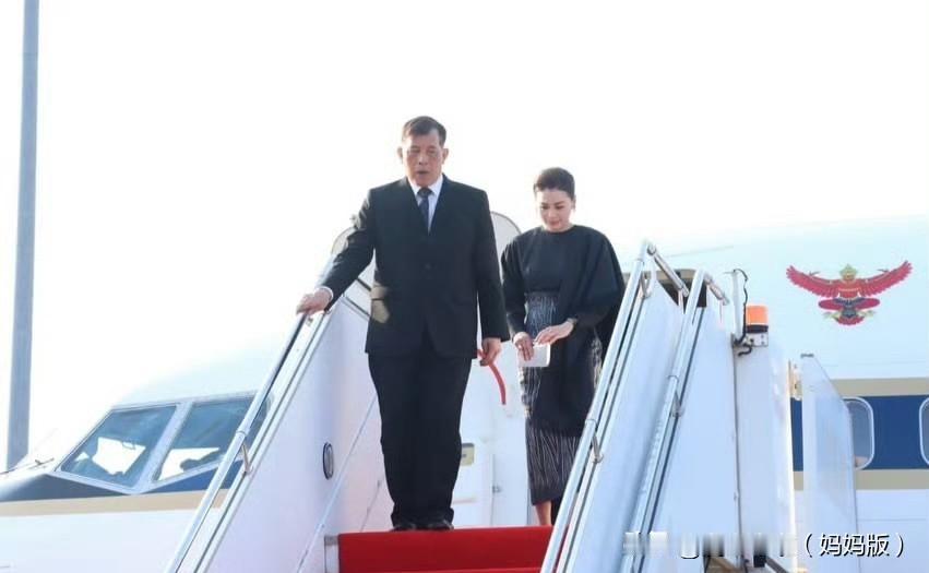 国王夫妇访问老挝了！也不知道王后的造型师是谁，每次出行的妆造都太大气精致啦！