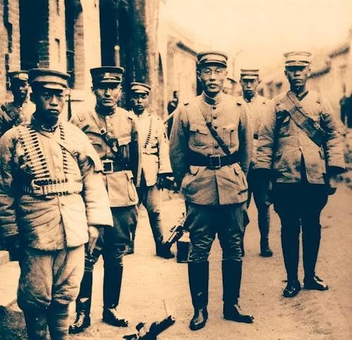 皇姑屯事件发生后，张作霖在火车上被炸成重伤，并没有当场死亡，被抬回大帅府，临终前