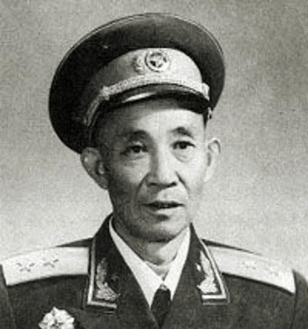 1949年，何德全将军与儿子在家中用餐，吃着吃着，儿子突然放下手中的筷子，何德全