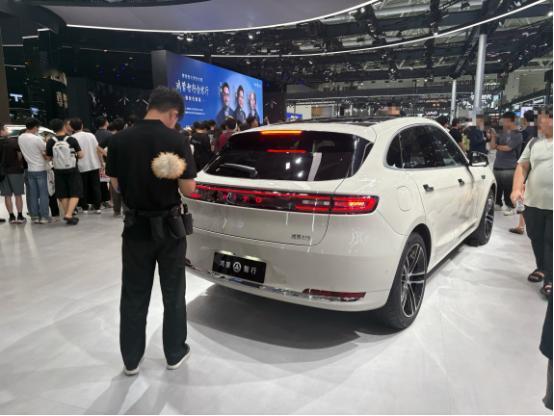 自媒体人真的不自由，不管在哪随时随地可能都要改视频，在路上也是如此，所以我的油车