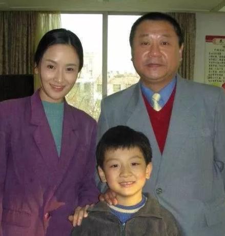 1988年，范伟和一位小护士相亲时，他点了一桌菜，结果女孩连筷子都没拿起来。
