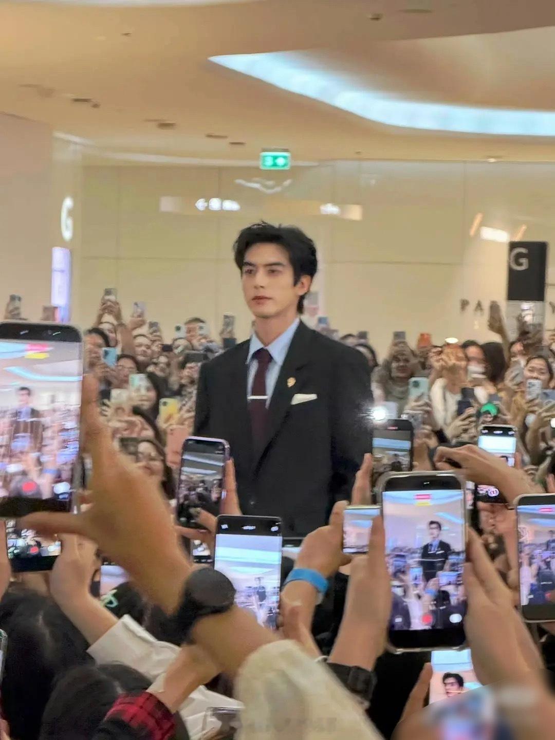 宋威龙曼谷活动造型如何评？闪耀泰兰德了吗？ 