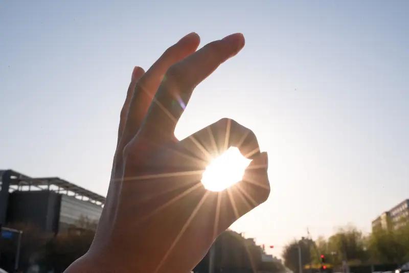 这段话简直就是可爱的“夸夸宝典”啊！想想生活中，身边那些超可爱的人，就像一个个小