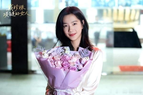 庄达菲电影《戴珍珠项链的女人》杀青，拍了将近俩月 ​​​