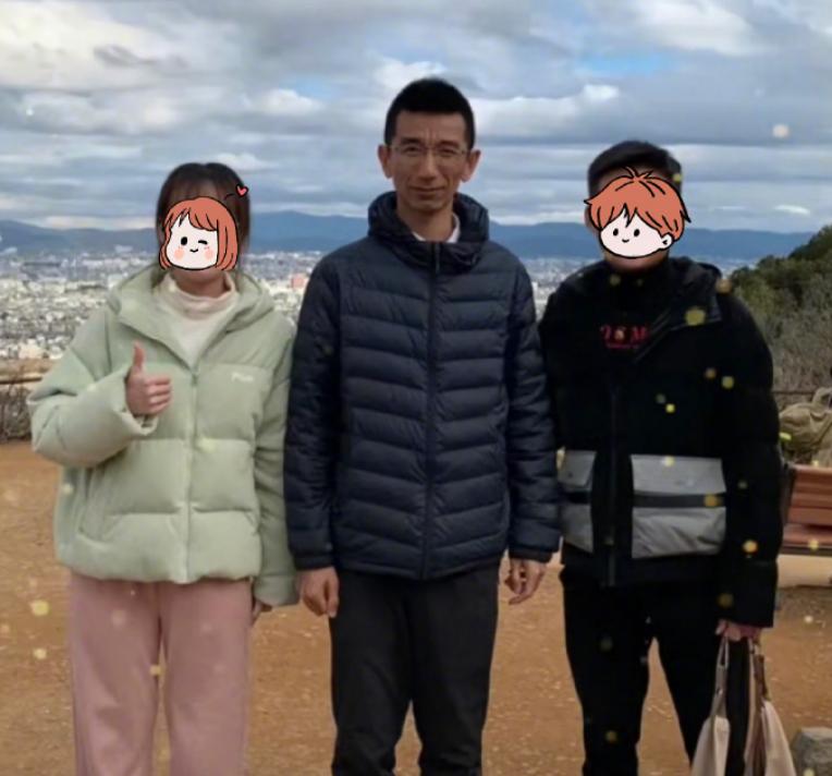东方小孙在云南丽江被网友偶遇，看来是最近休息出去玩了，从照片来看本人似乎又瘦小了