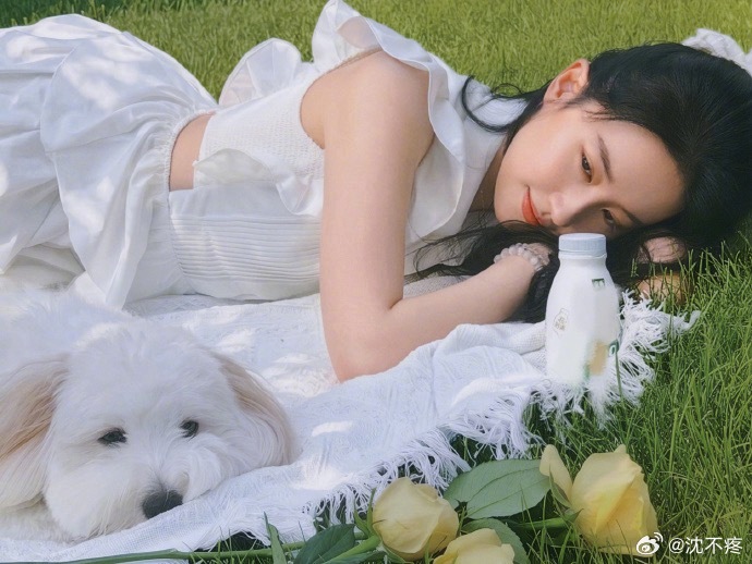 刘亦菲美回16岁了 刘亦菲这组照片美得人倒吸一口凉气，幻视16岁的白秀珠了！在白