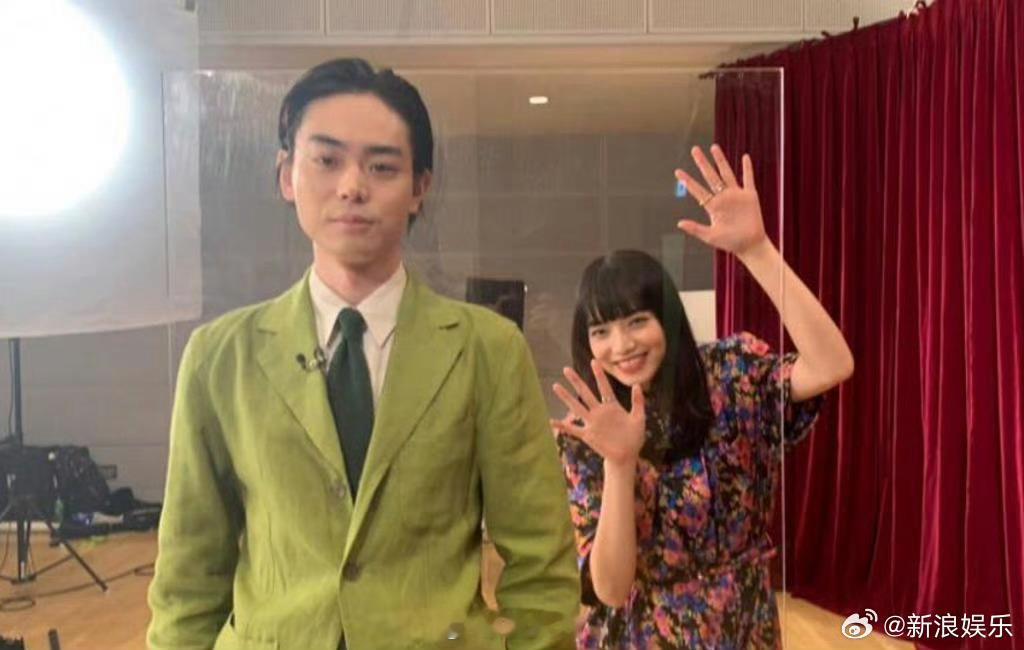 #菅田将晖谈为人父心情##菅田将晖回应幸福到脸都松垮了# 近日，菅田将晖做客节目