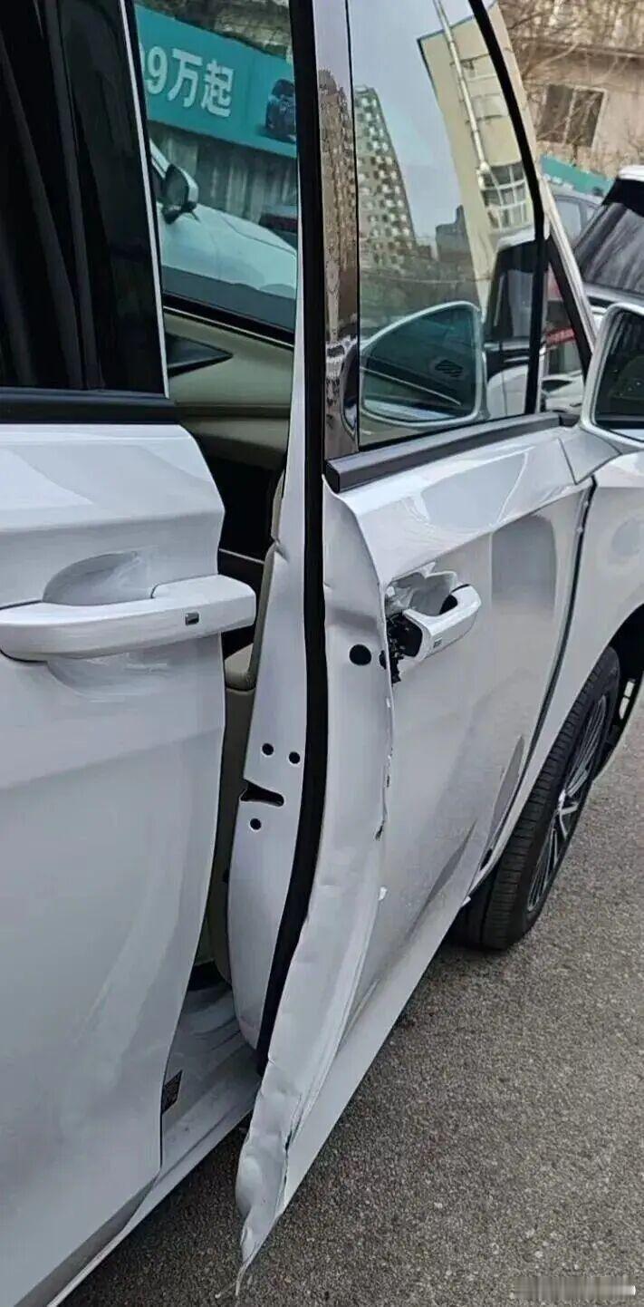 【爱车安全贴士新车才开了41公里，就因4S店销售一个没注意给撞了！车辆贬值3.5